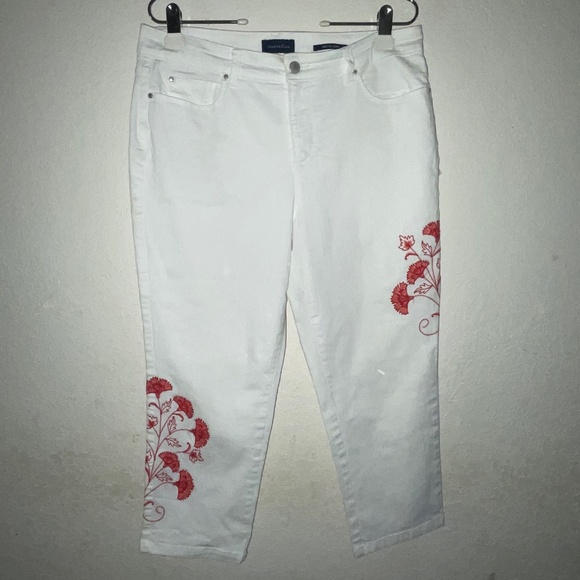 Charter Club High-Rise Bristol Capri white with Red Floral Embroidery SZ 12 - Picture 1 of 8
